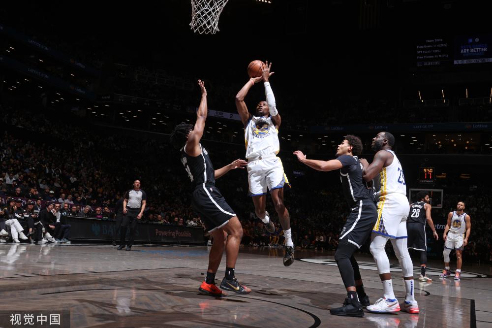 年轻中场的 年轻中场的